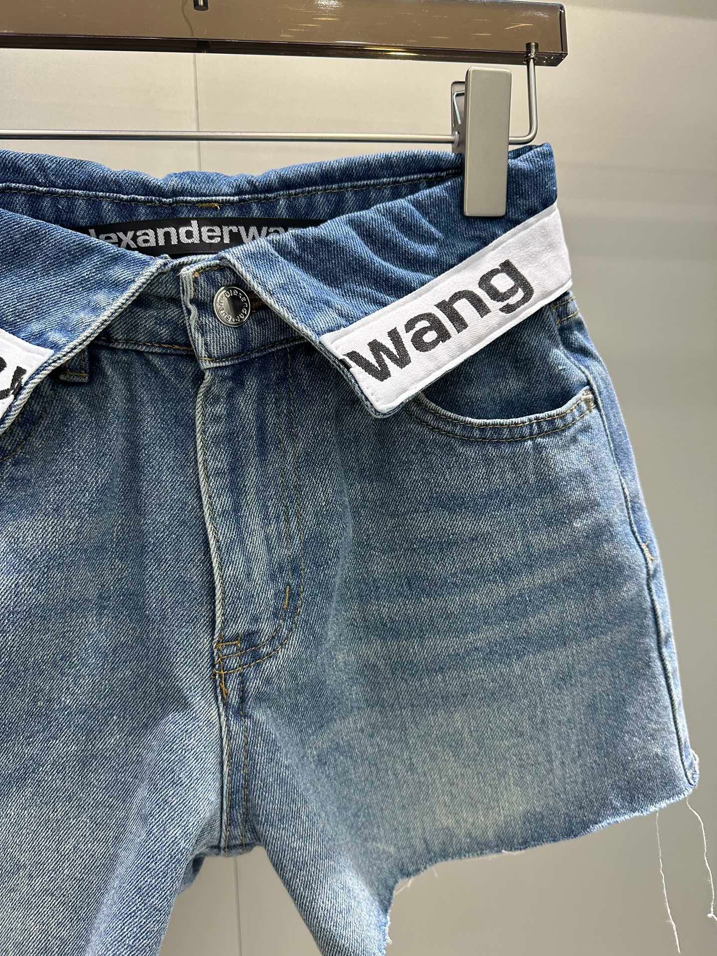 Hot-selling denim shorts