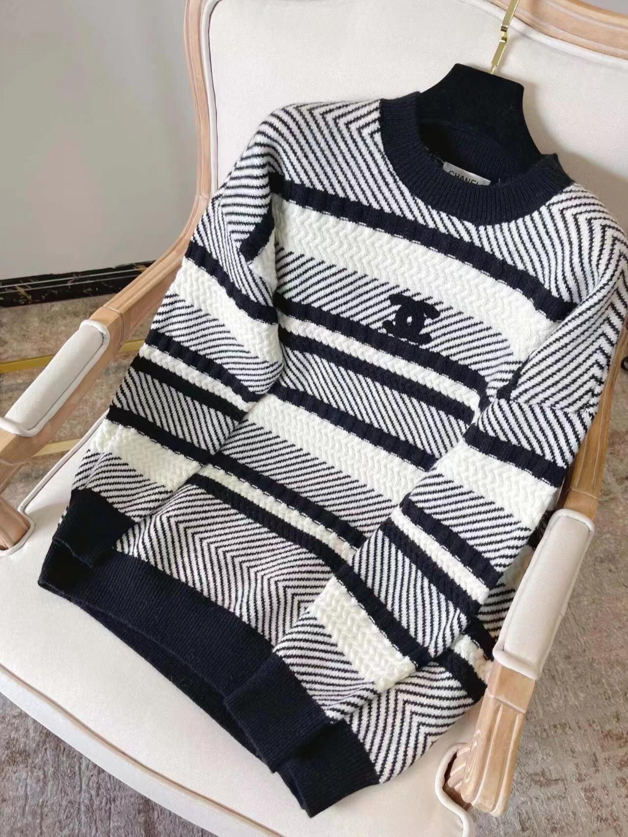 Double C logo contrast stripes fashionable loose sweater