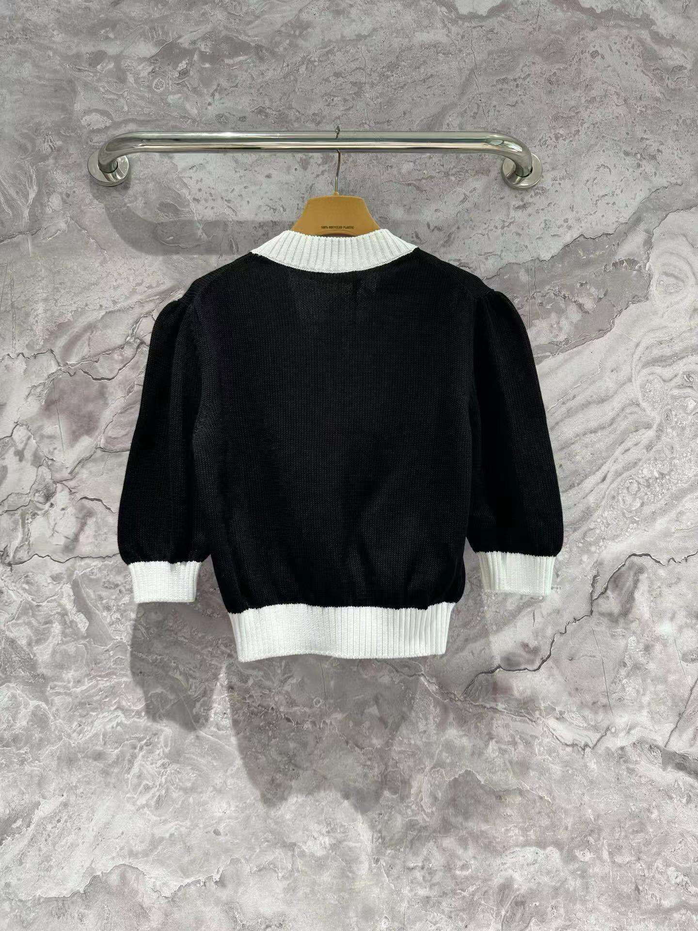 New cuff contrast letter sweater