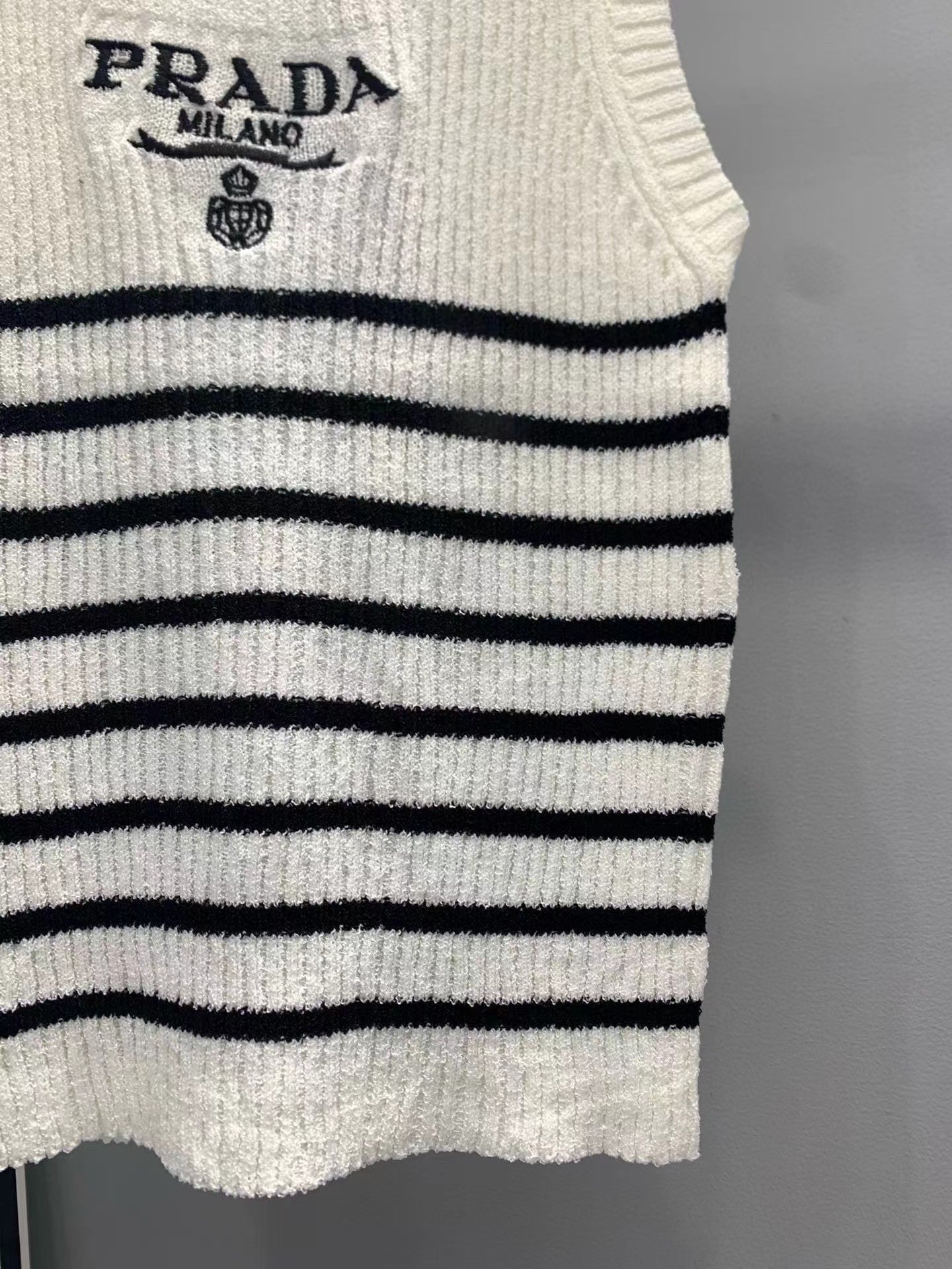 New striped knitted logo vest