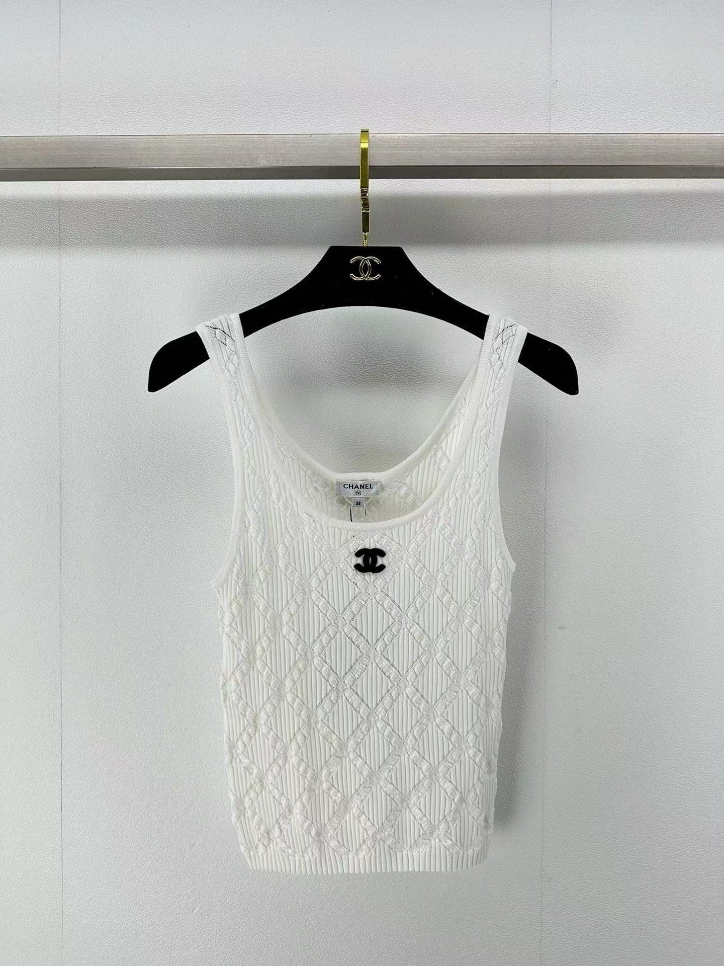 Breathable knitted vest