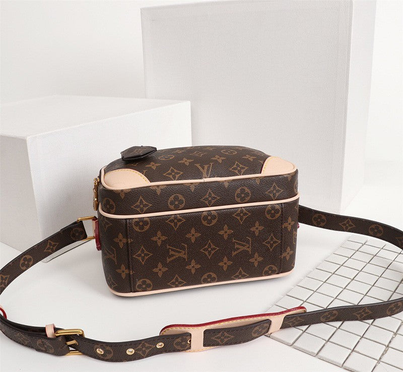 LV M44937 New Camera Bag(22.5 x 19.0 x 13.5cm)