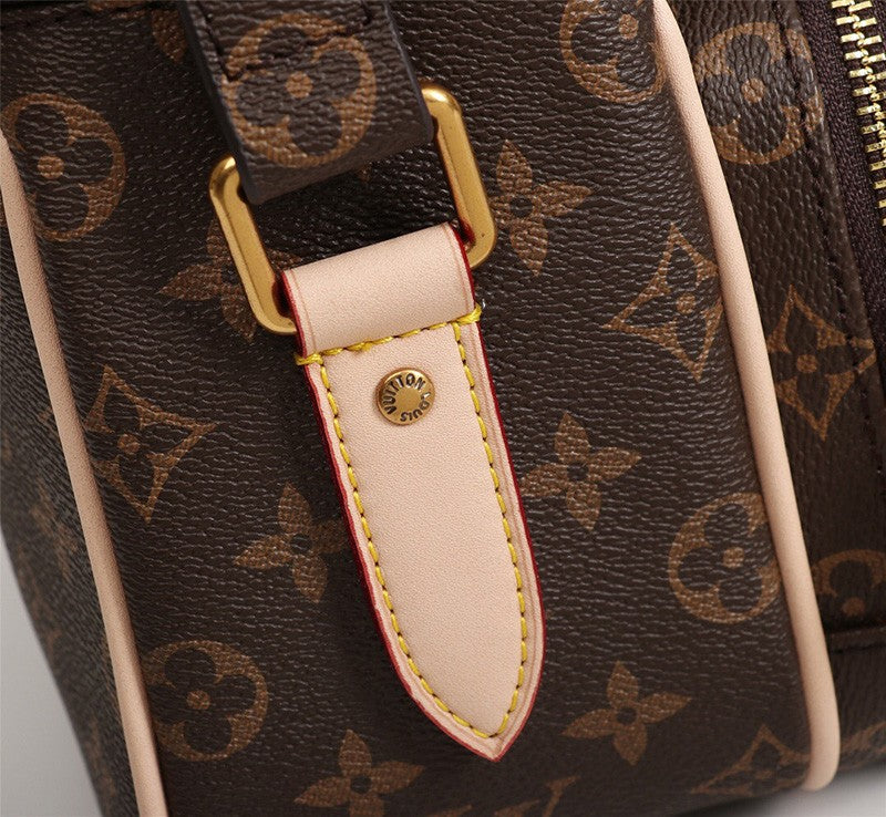 LV M44937 New Camera Bag(22.5 x 19.0 x 13.5cm)