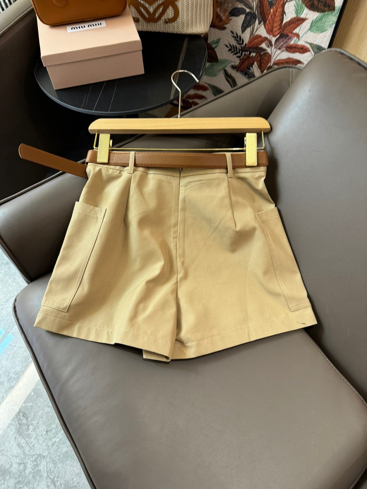 Light luxury fragrance style contrast color lapel shorts