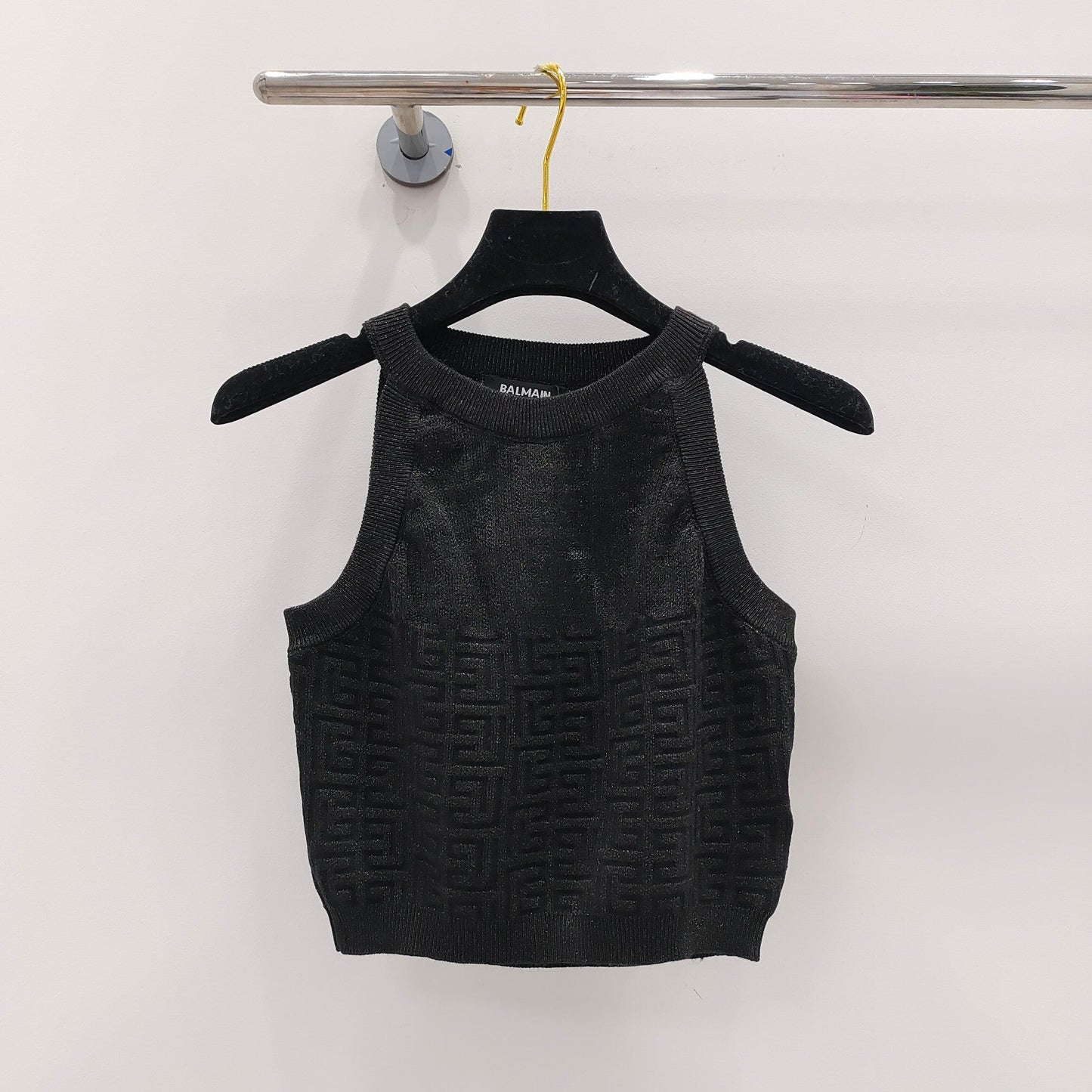 New style knitted vest with hemmed collar and graphic jacquard design