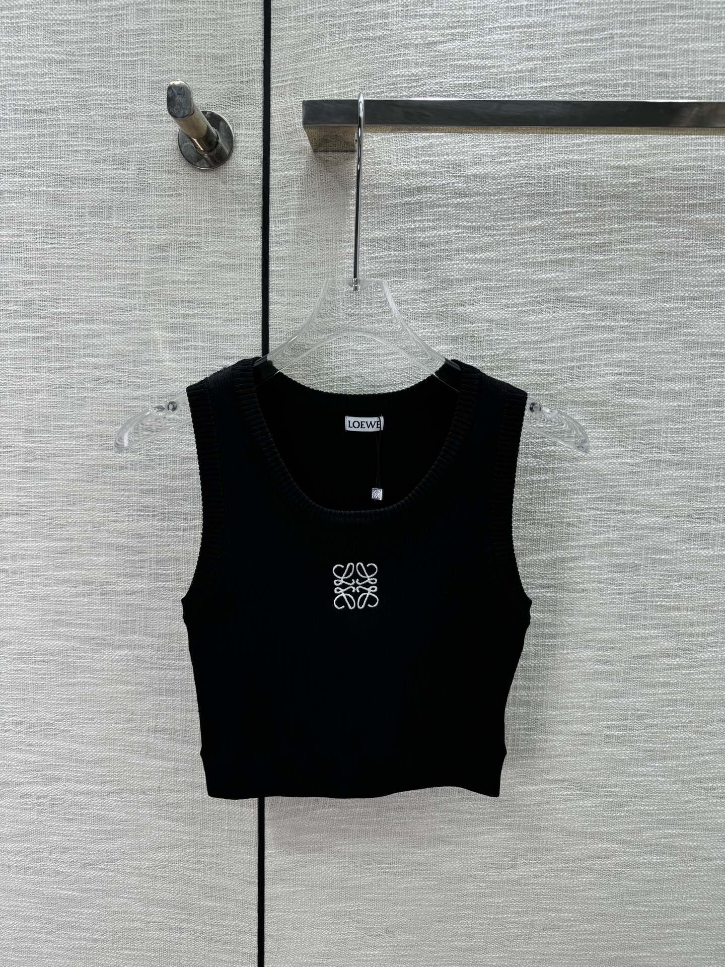 Solid color knitted vest with embroidered logo