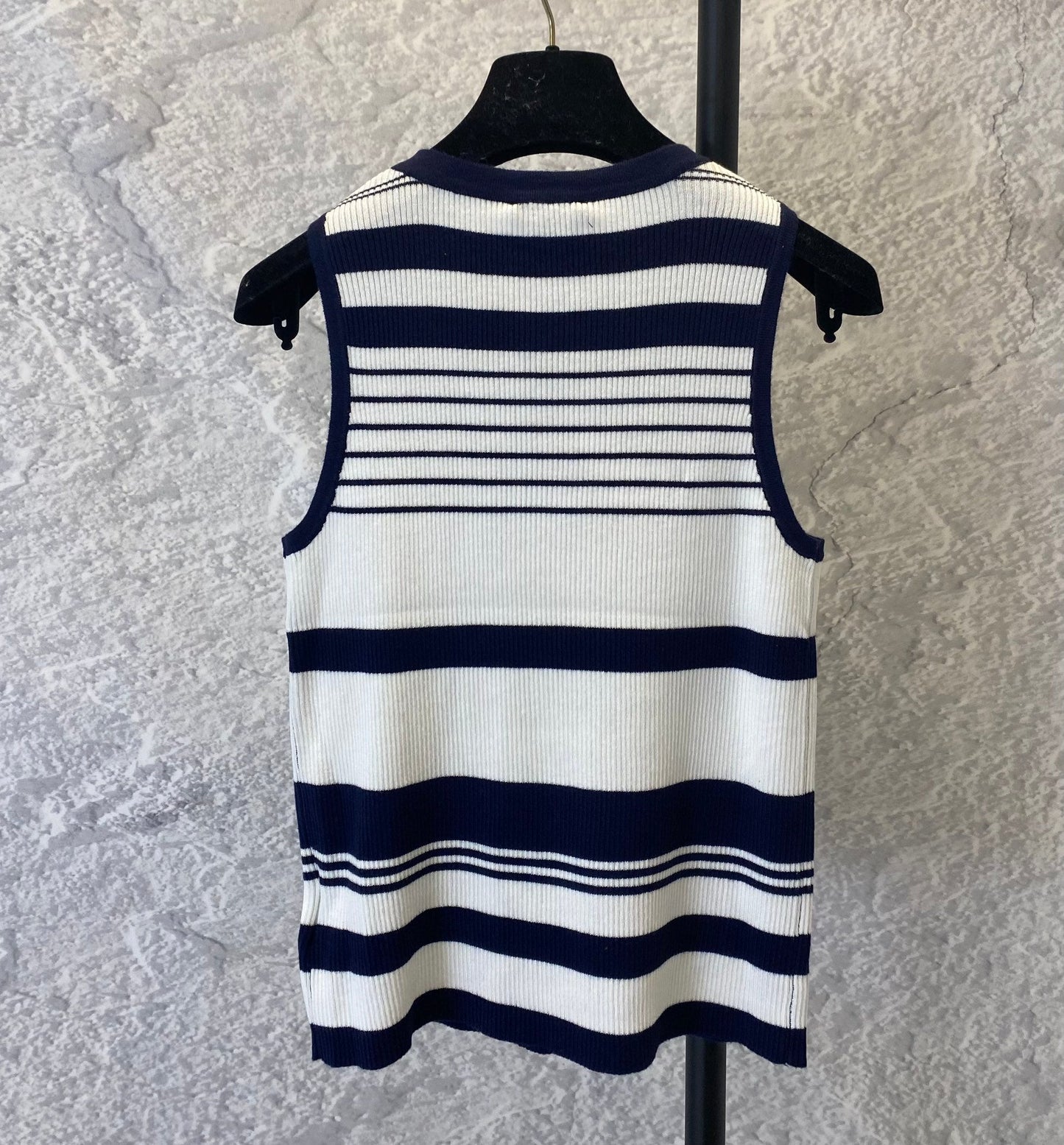 Xiaoxiangfeng round neck striped vest