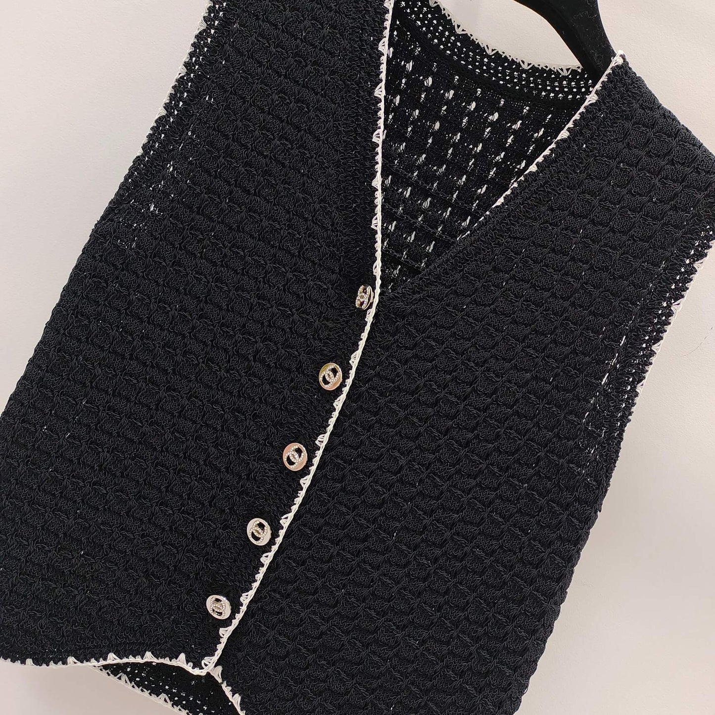 Xiaoxiang's minimalist style, hollow knitted vest