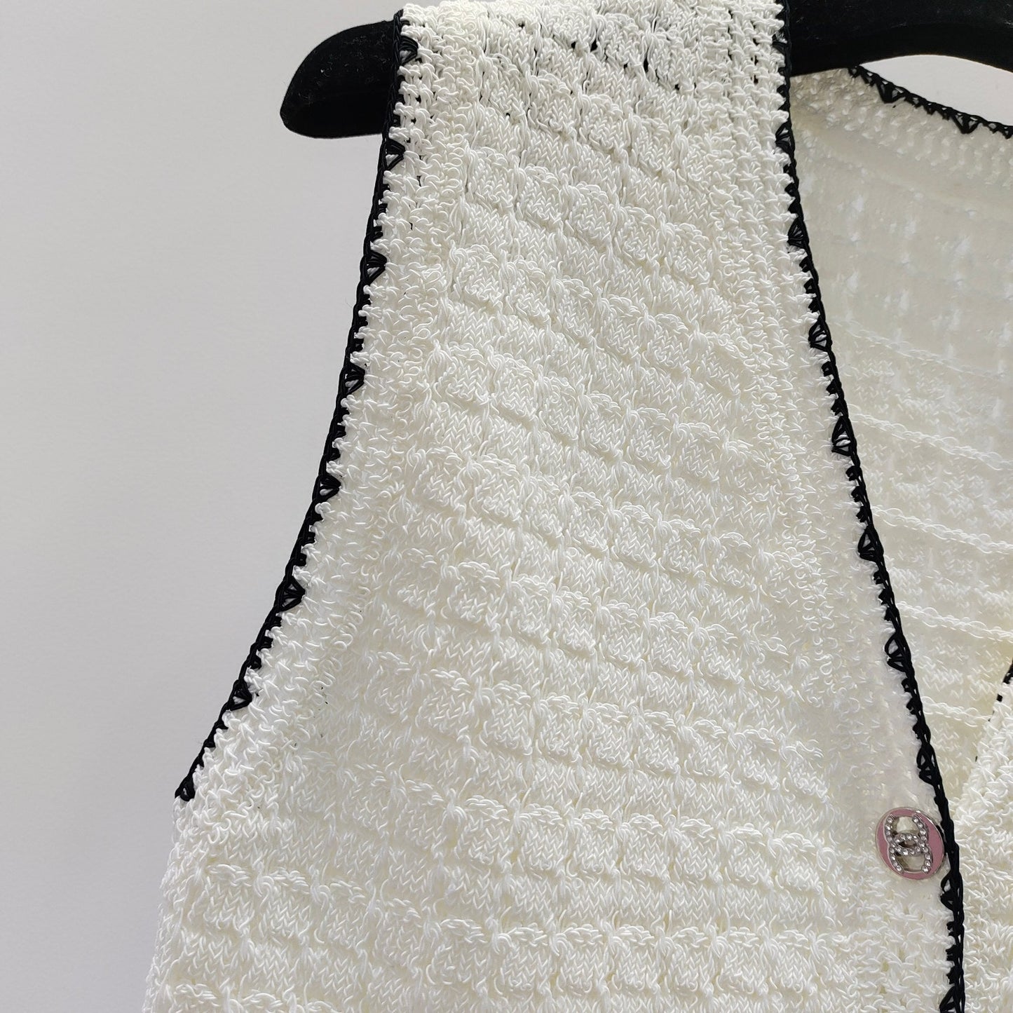 Xiaoxiang's minimalist style, hollow knitted vest