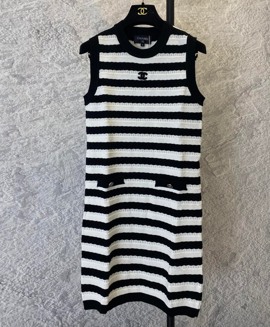 High-end black and white versatile dress