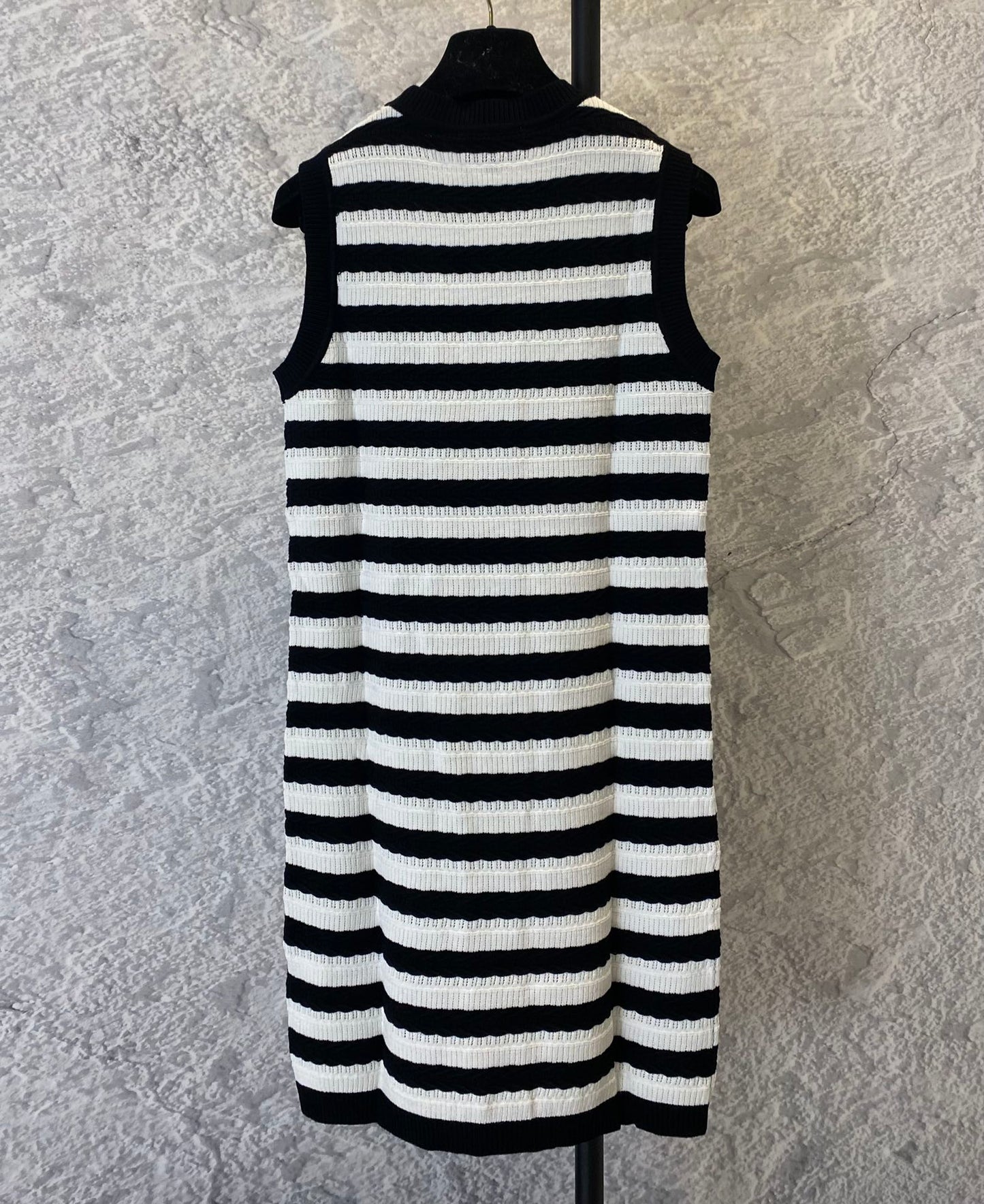 High-end black and white versatile dress