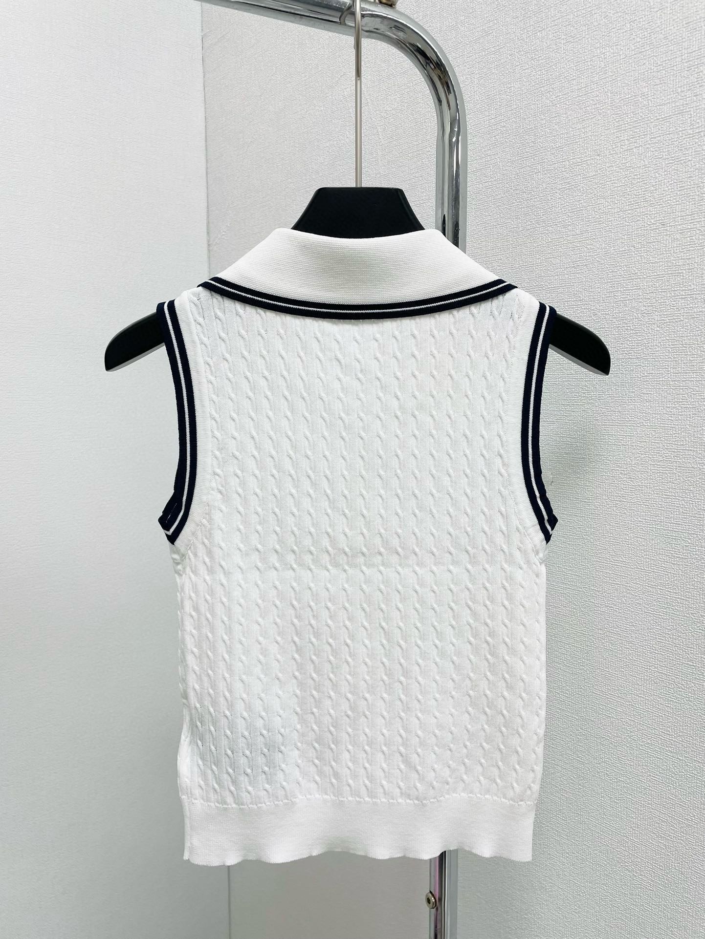 Dark pattern simple vest